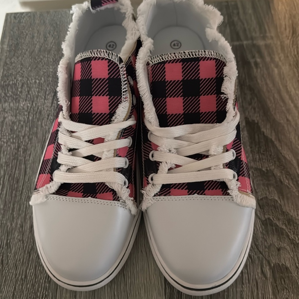 Brand new women’s size 9 converse style sneakers pink and black